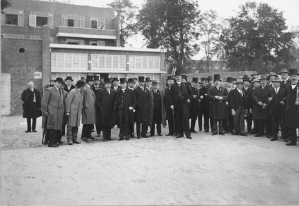 99045 Afbeelding van enkele autoriteiten bij de opening van het Gebouw voor groenten- en vruchtenveilingen (Croeselaan) ...